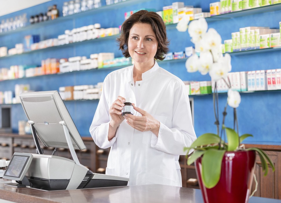 Apothekerin in der Beratung am HV-Tisch