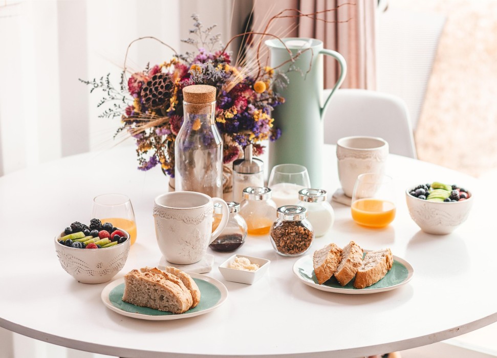 Gedeckter Frühstückstisch