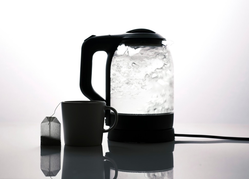 Bild zeigt einen Wasserkocher mit Tasse