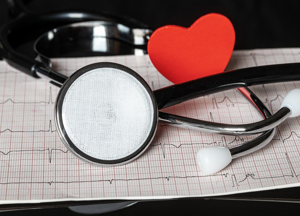 Bild zeigt Stethoskop, Ekg und Elektrokardiogramm