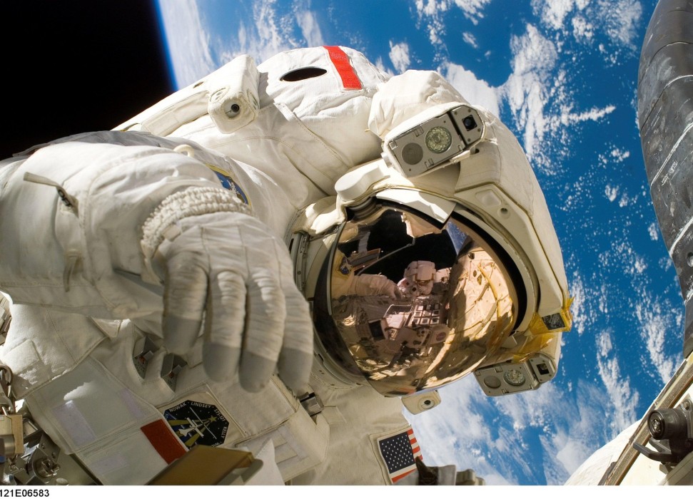 Astronaut im All