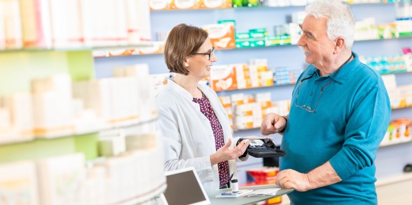 Apothekenmitarbeiterin bei der Beratung eines Kunden in der Apotheke