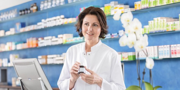 Apothekerin in der Beratung am HV-Tisch