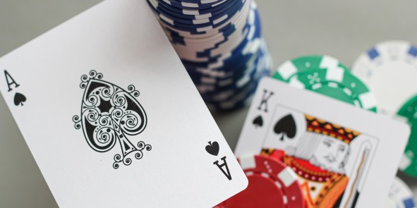 Spielsucht - Spielkarten und Jetons