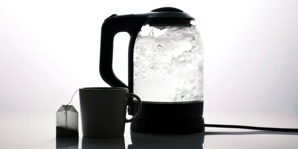 Bild zeigt einen Wasserkocher mit Tasse