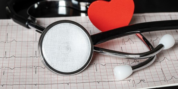 Bild zeigt Stethoskop, Ekg und Elektrokardiogramm