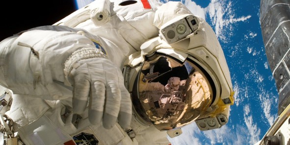 Astronaut im All
