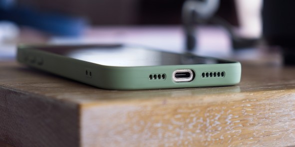 Smartphone auf einem Tisch