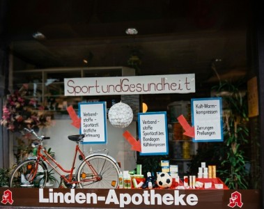 Schaufenster mit einem Fahrrad, Bällen, Plakaten und Produkten