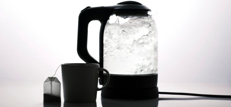Bild zeigt einen Wasserkocher mit Tasse