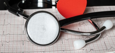 Bild zeigt Stethoskop, Ekg und Elektrokardiogramm