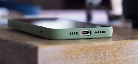 Smartphone auf einem Tisch
